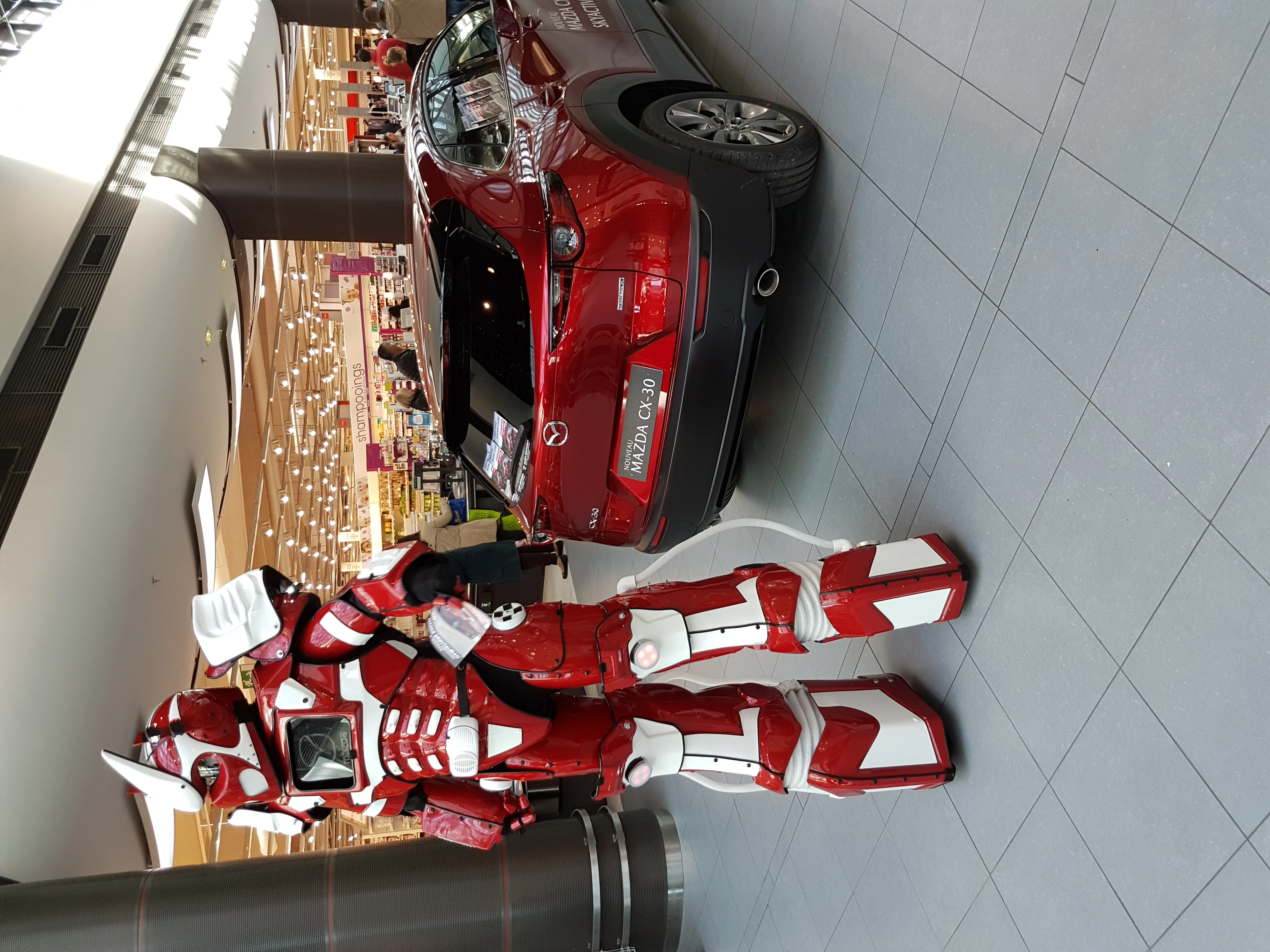 Robot géant LED Red Storm déambulant dans une concession automobile